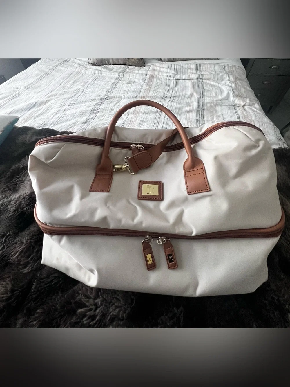 it Luggage Alluring Weekender Duffel Bag - Cream & Tan